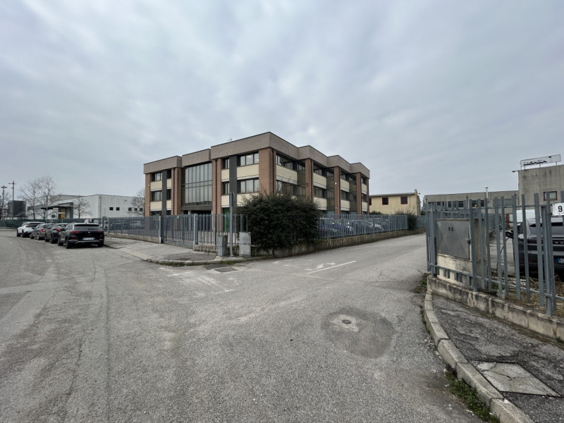 Immagine 3 di Negozio in affitto  in VIA UDINE a Mestrino