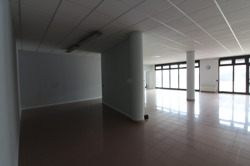 Immagine 21 di Negozio in affitto  in VIA UDINE a Mestrino