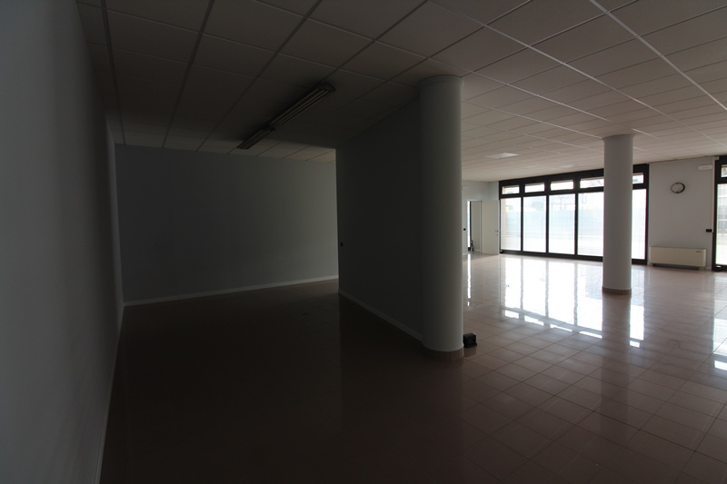 Immagine 22 di Negozio in affitto  in VIA UDINE a Mestrino