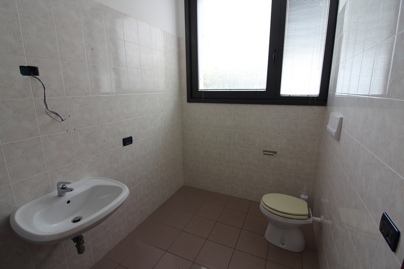 Immagine 27 di Negozio in affitto  in VIA UDINE a Mestrino