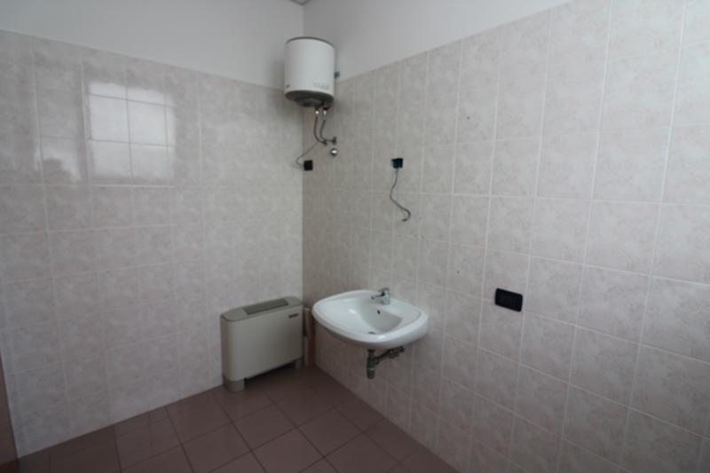 Immagine 29 di Negozio in affitto  in VIA UDINE a Mestrino