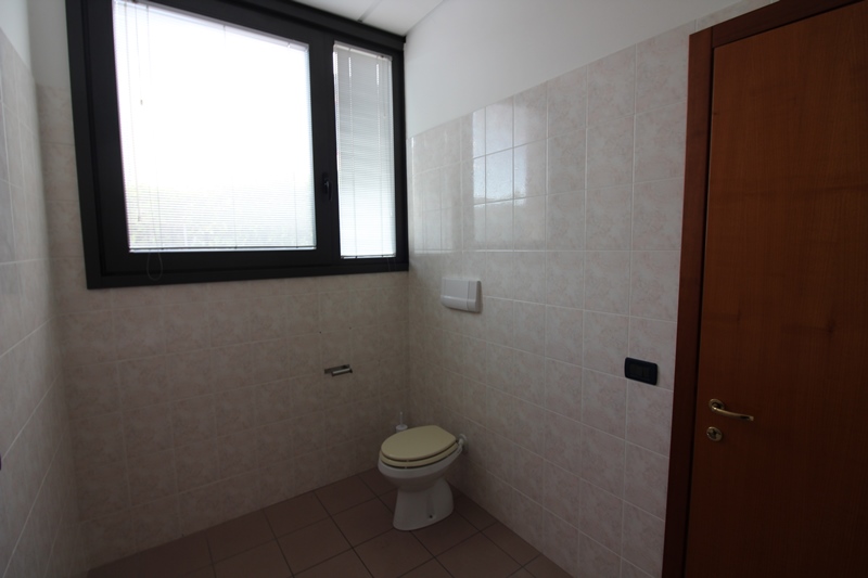 Immagine 30 di Negozio in affitto  in VIA UDINE a Mestrino