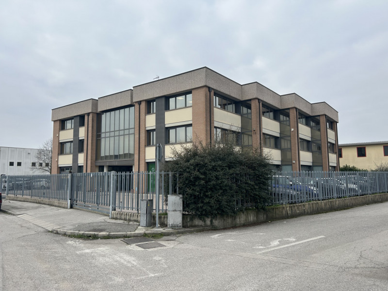 Immagine 32 di Negozio in affitto  in VIA UDINE a Mestrino