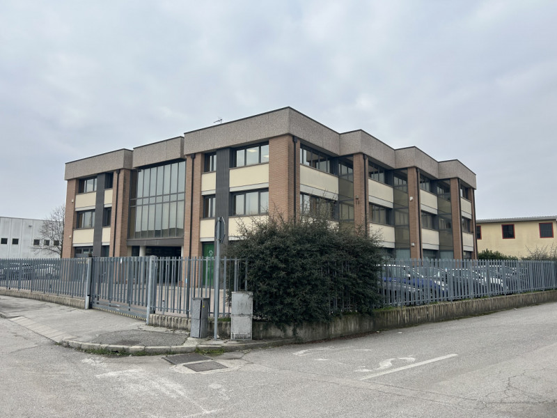 Immagine 36 di Negozio in affitto  in VIA UDINE a Mestrino