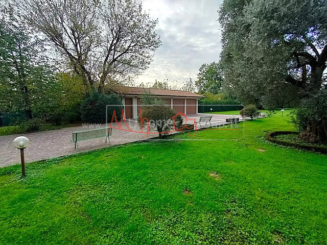 Immagine 10 di Villa in vendita  a Selvazzano Dentro