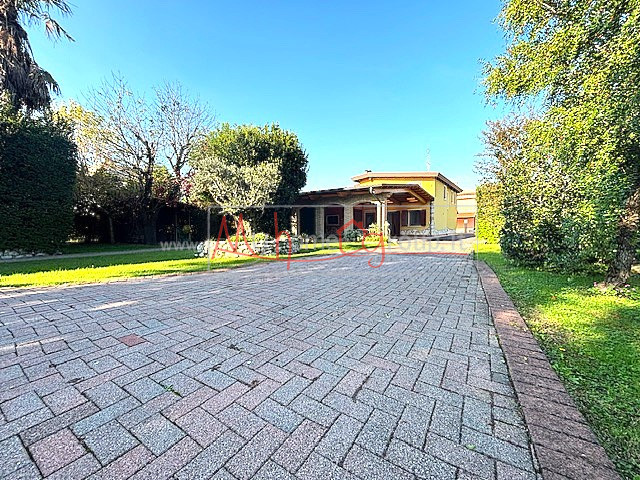 Immagine 4 di Casa indipendente in vendita  in Via Rondinelle a Selvazzano Dentro