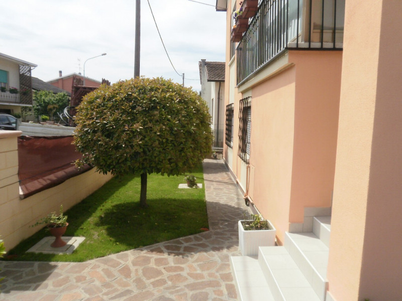 Immagine 1 di Casa indipendente in vendita  a Suzzara