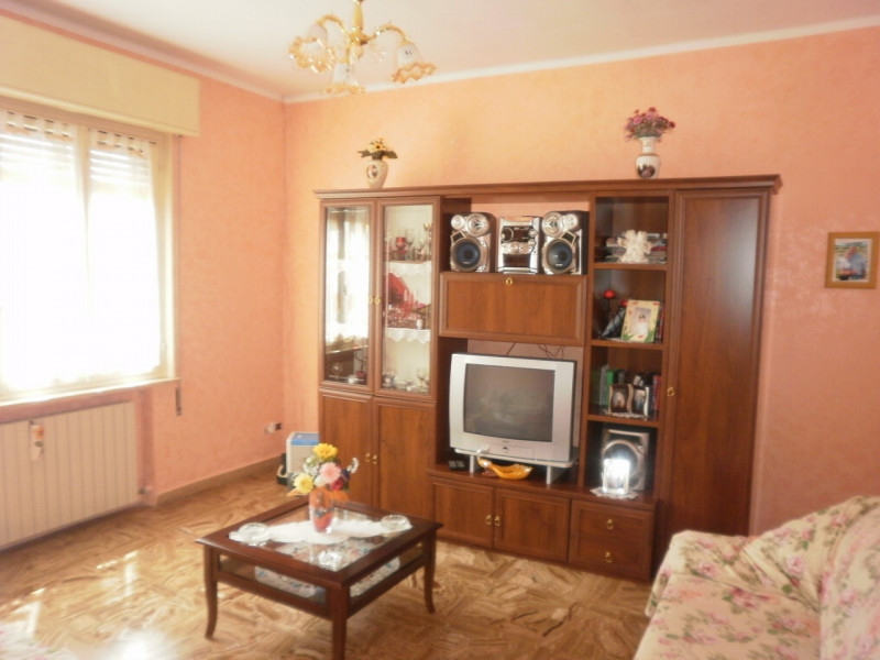 Immagine 2 di Casa indipendente in vendita  a Suzzara