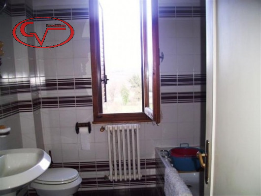 Immagine 25 di Villa in vendita  in Via oberdan a Bucine