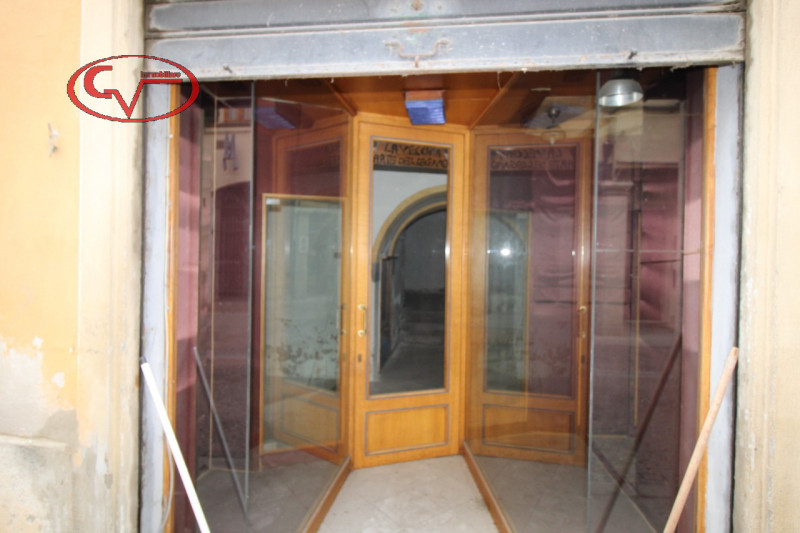 Immagine 2 di Negozio in vendita  in via marzia a Montevarchi