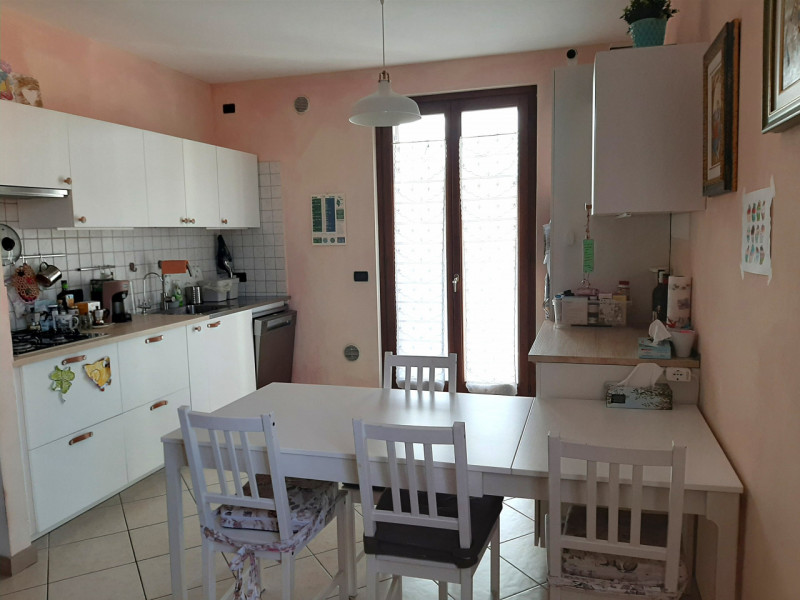 Immagine 5 di Appartamento in vendita  a Valeggio Sul Mincio