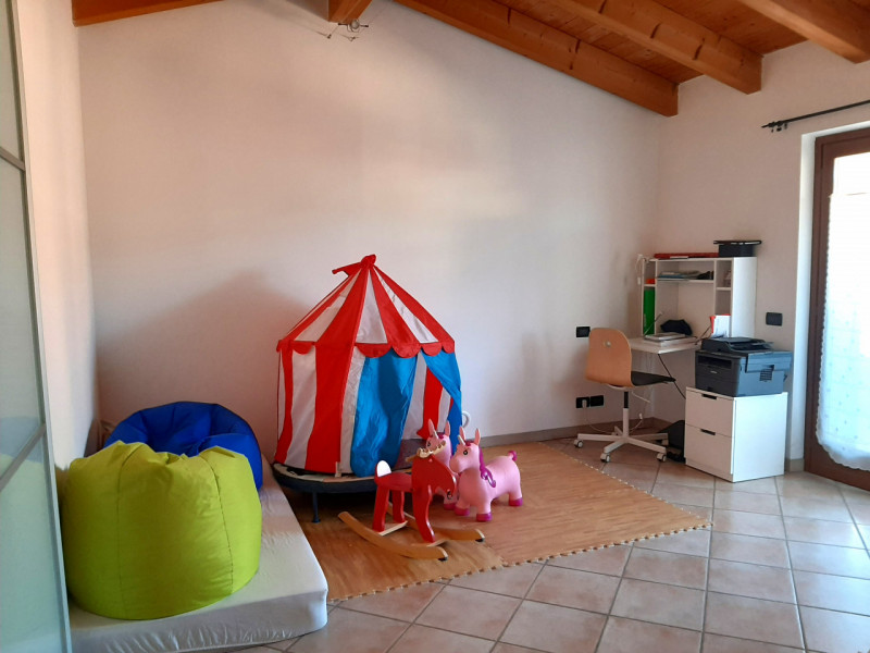 Immagine 13 di Appartamento in vendita  a Valeggio Sul Mincio