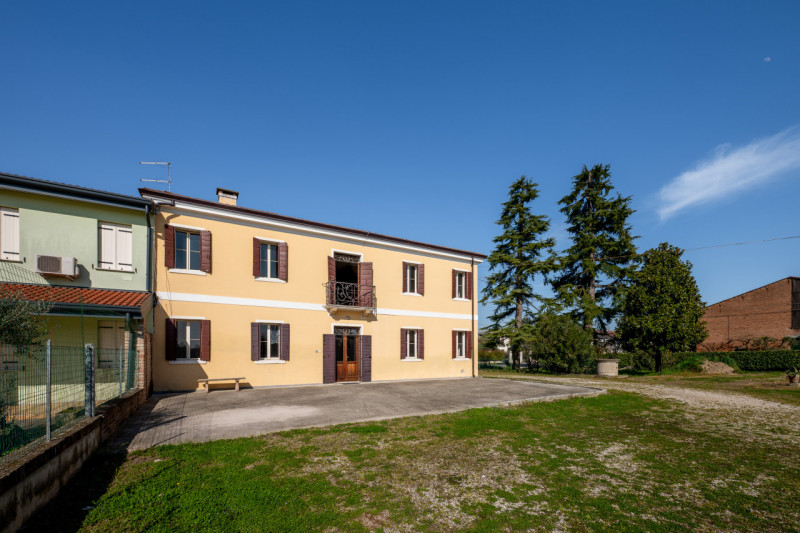 Immagine 1 di Casa bifamiliare in vendita  in Via Roma a San Pietro Viminario