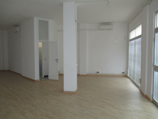 Immagine 4 di Negozio in vendita  a Senigallia