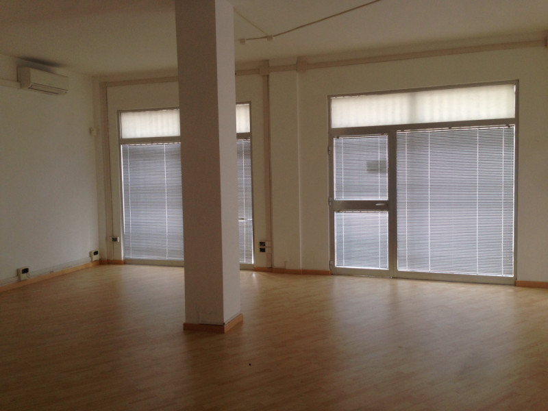 Immagine 5 di Negozio in vendita  a Senigallia