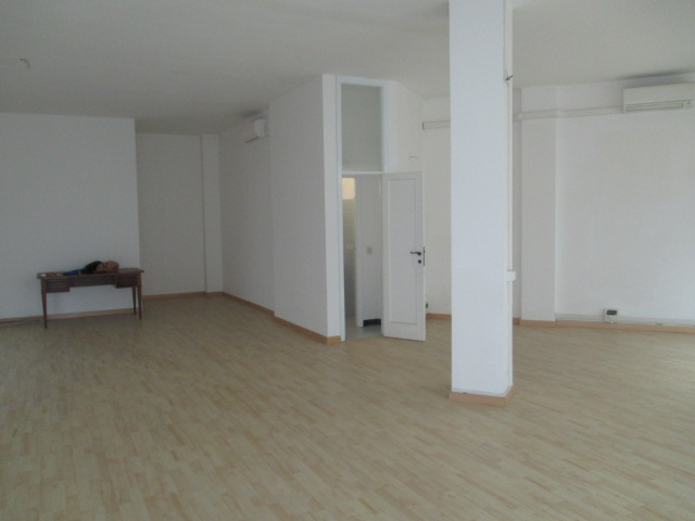 Immagine 8 di Negozio in vendita  a Senigallia