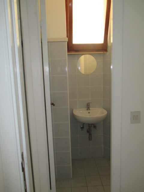 Immagine 10 di Negozio in vendita  a Senigallia