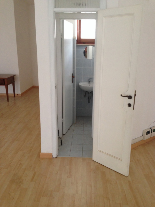 Immagine 11 di Negozio in vendita  a Senigallia