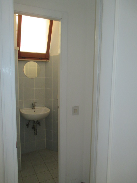 Immagine 15 di Negozio in vendita  a Senigallia