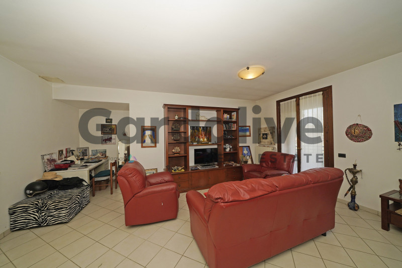 Immagine 3 di Appartamento in vendita  in Via Boschette 6 a San Felice Del Benaco