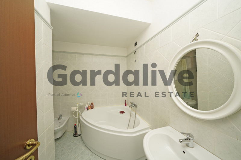 Immagine 10 di Appartamento in vendita  in Via Boschette 6 a San Felice Del Benaco