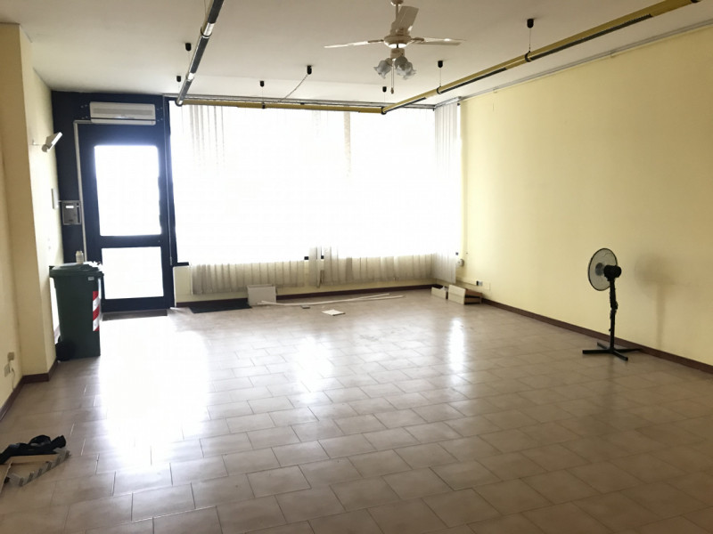 Immagine 2 di Negozio in affitto  a Suzzara