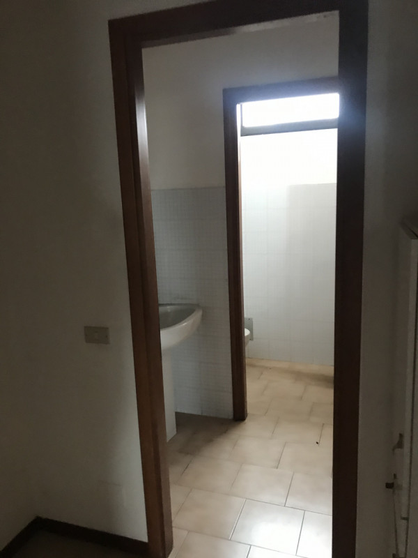 Immagine 6 di Negozio in affitto  a Suzzara