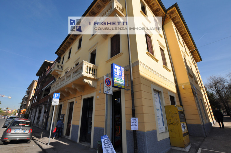 Immagine 1 di Negozio in affitto  in Via Mameli a Verona