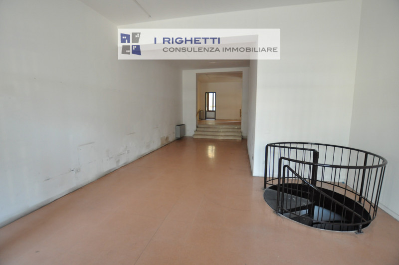 Immagine 2 di Negozio in affitto  in Via Mameli a Verona