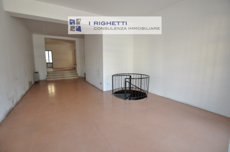 Immagine 3 di Negozio in affitto  in Via Mameli a Verona
