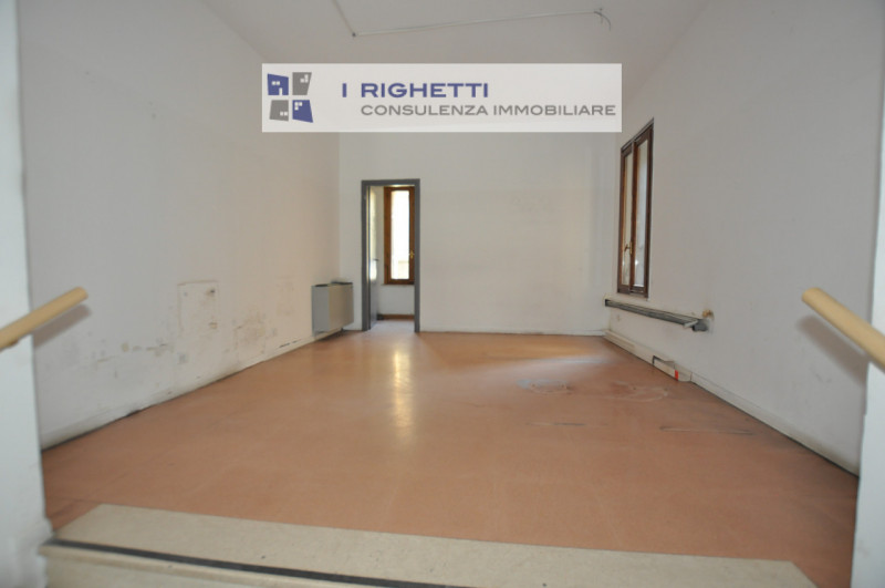 Immagine 5 di Negozio in affitto  in Via Mameli a Verona