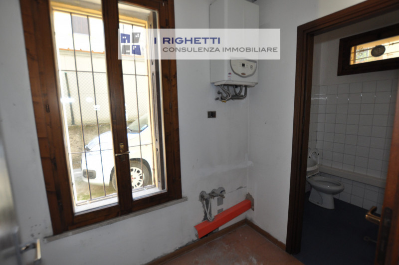 Immagine 7 di Negozio in affitto  in Via Mameli a Verona