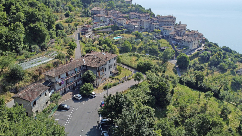 Immagine 1 di Casa indipendente in vendita  in Via Musaga a Gargnano