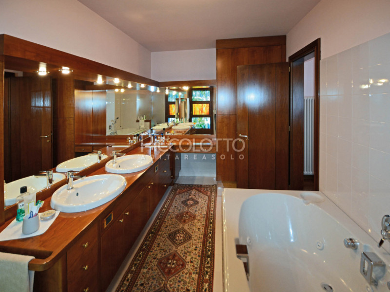 Immagine 17 di Villa in vendita  in via Foresto di Pagnano a Asolo