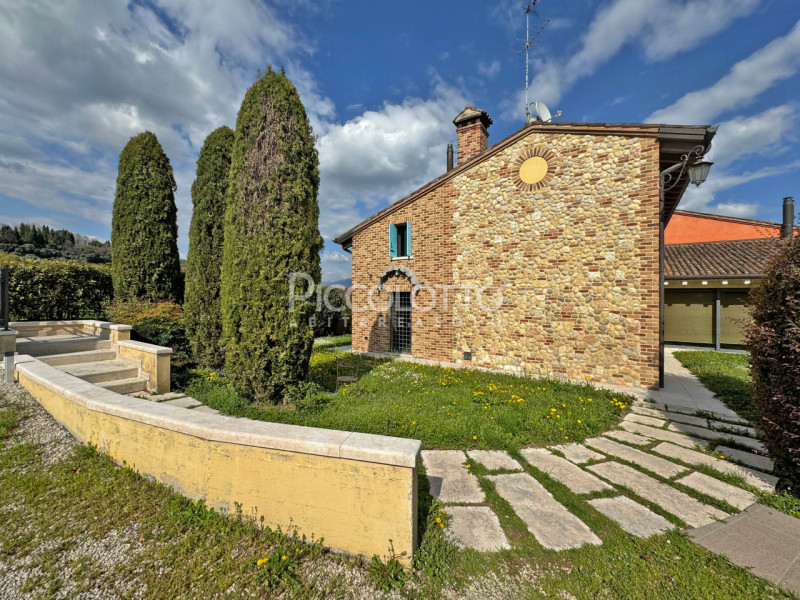 Immagine 4 di Villa in vendita  in via Bosco a Asolo