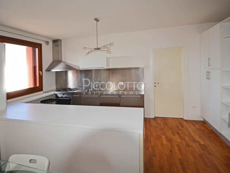 Immagine 4 di Appartamento in vendita  in via Leonardo da Vinci a Asolo