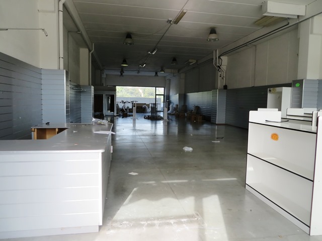 Immagine 2 di Negozio in vendita  in via Einaudi a Fano