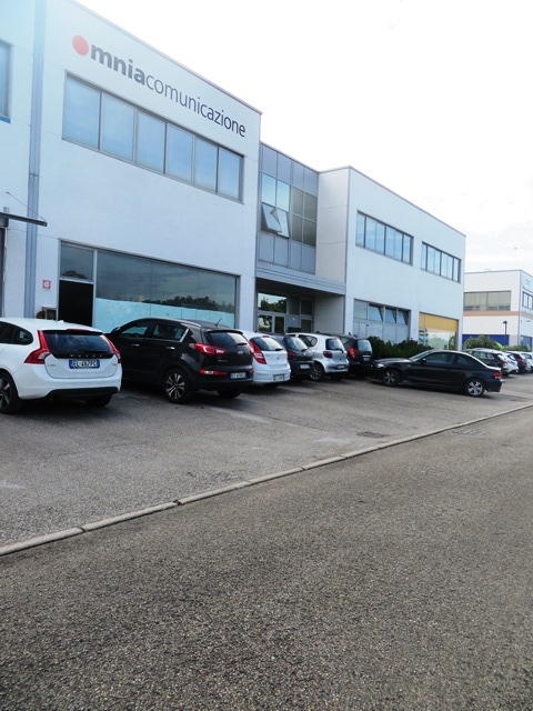 Immagine 8 di Negozio in vendita  in via Einaudi a Fano