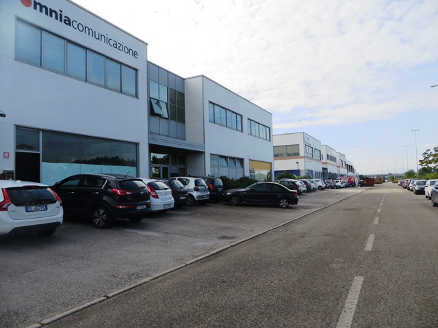 Immagine 9 di Negozio in vendita  in via Einaudi a Fano