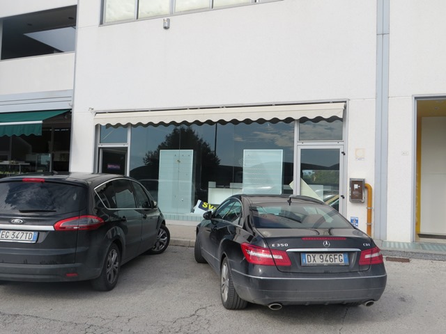 Immagine 11 di Negozio in vendita  in via Einaudi a Fano