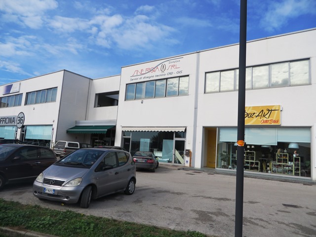 Immagine 13 di Negozio in vendita  in via Einaudi a Fano