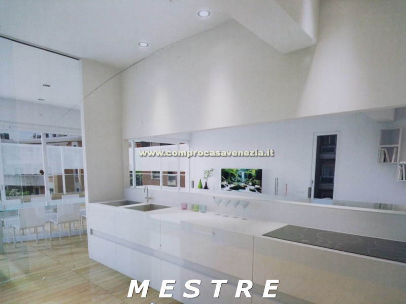 Immagine 3 di Appartamento in vendita  in QUERINI a Venezia