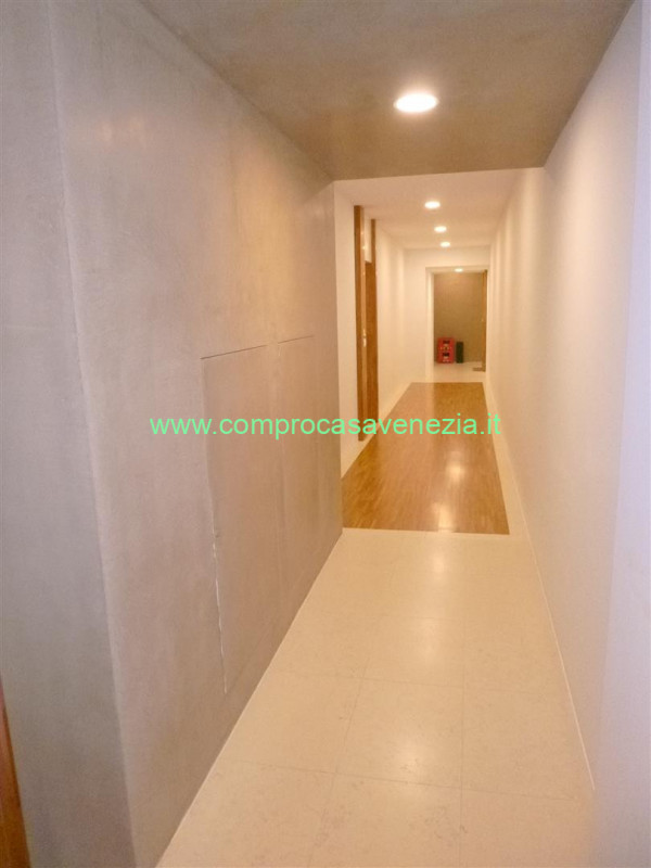 Immagine 9 di Appartamento in vendita  in QUERINI a Venezia