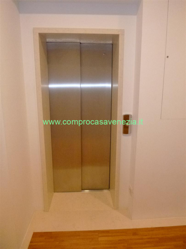 Immagine 16 di Appartamento in vendita  in QUERINI a Venezia