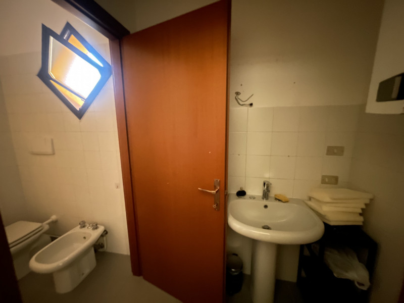 Immagine 6 di Negozio in affitto  a Suzzara