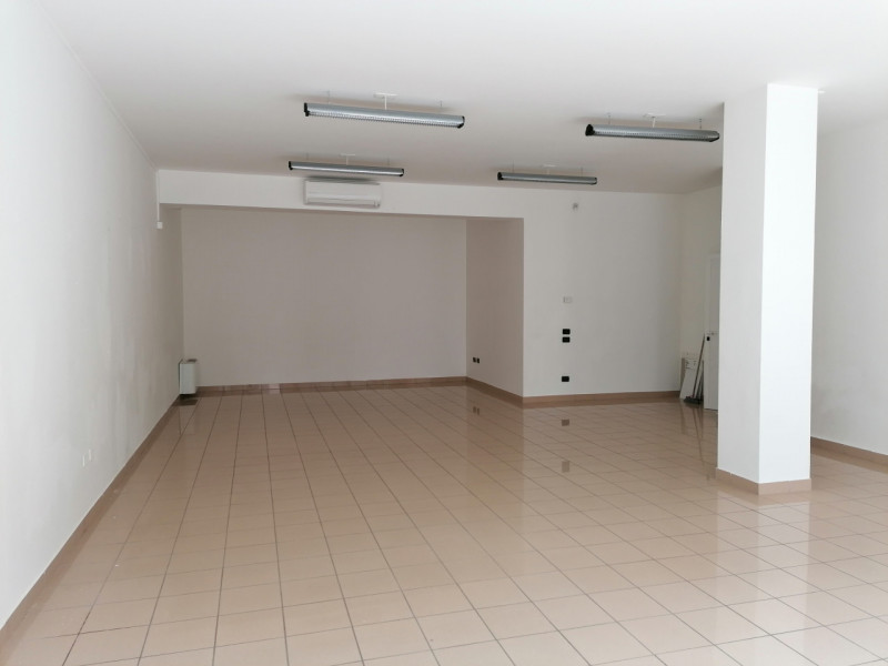 Immagine 2 di Negozio in affitto  in Via Gramsci a Cadoneghe