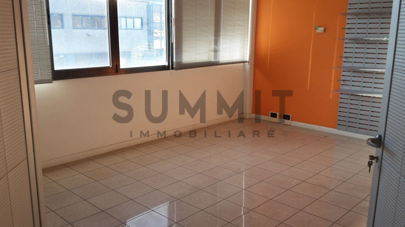 Immagine 2 di Ufficio in affitto  in Schio a Schio