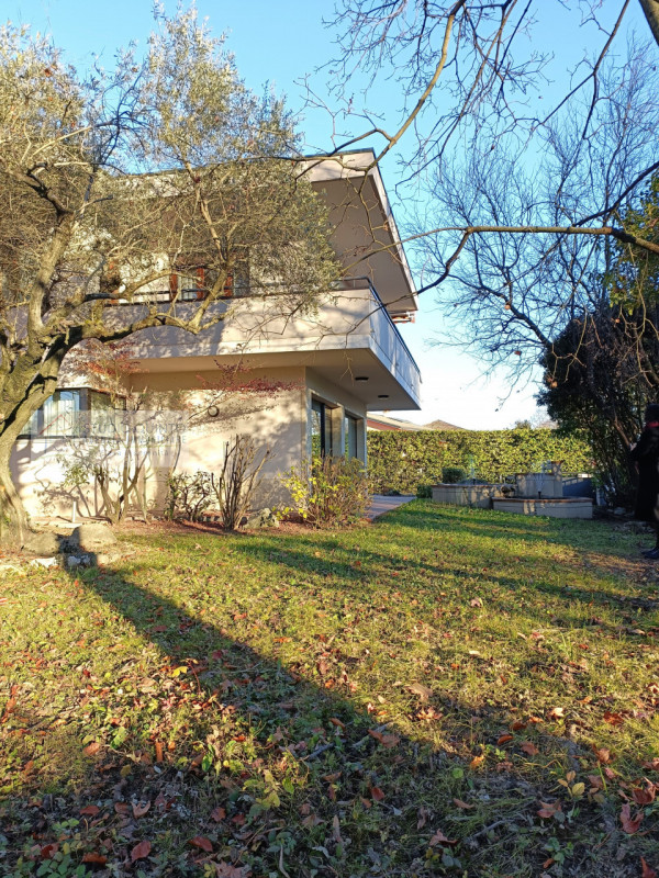 Immagine 1 di Villa in vendita  a Quinto Di Treviso