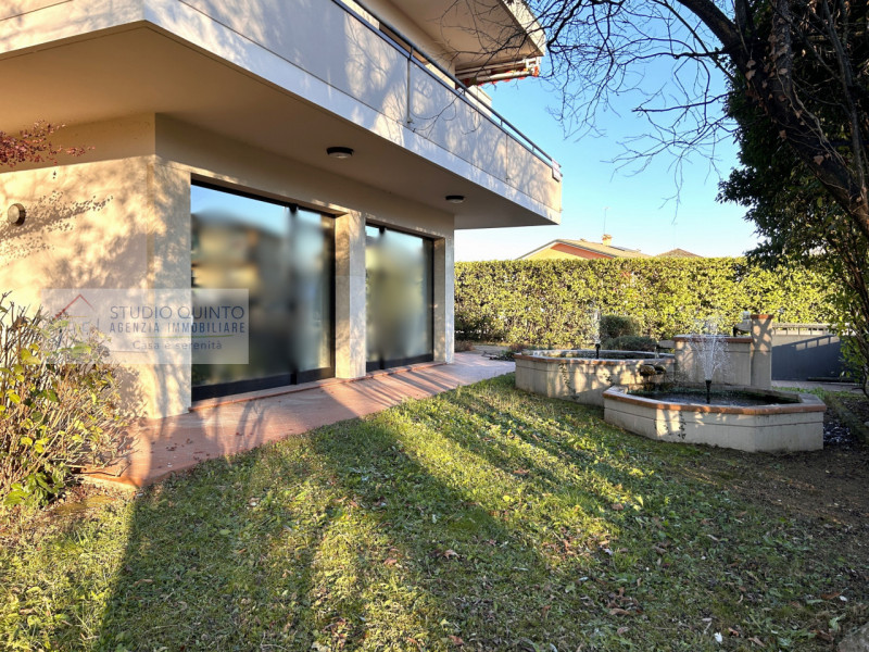 Immagine 2 di Villa in vendita  a Quinto Di Treviso