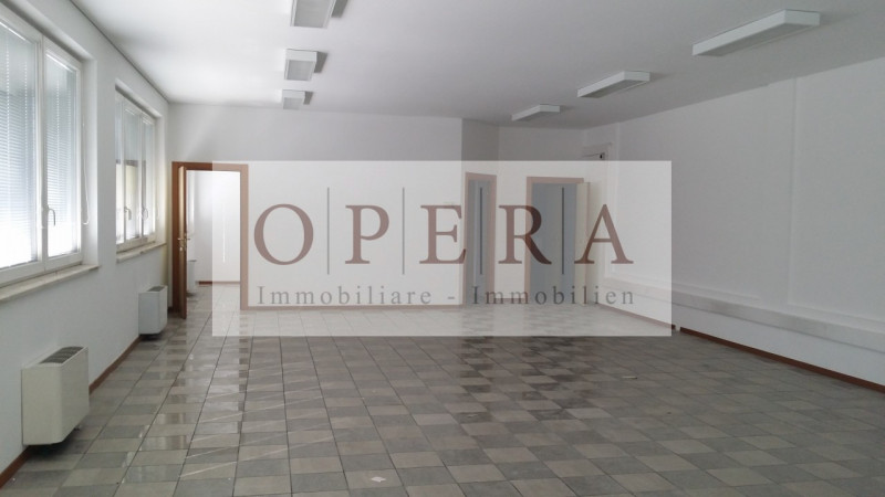 Immagine 1 di Ufficio in affitto  in via Pacinotti a Bolzano